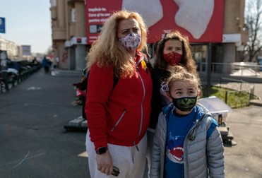 Monica (stânga) și copiii ei. În spate, dreapta, este Maria, 10 ani