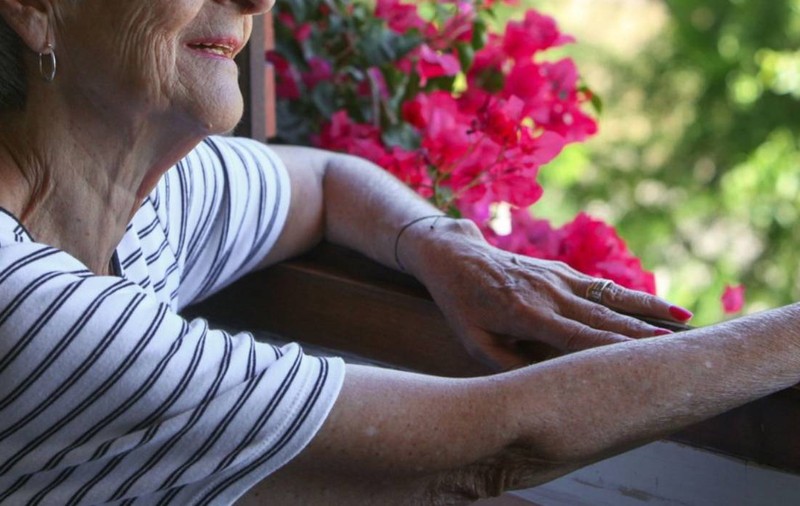 Metoda prin care o pensionară și-a vândut cu 400.000 de euro casa, a rămas în ea și și-a ajutat copilul fără să plătească taxe