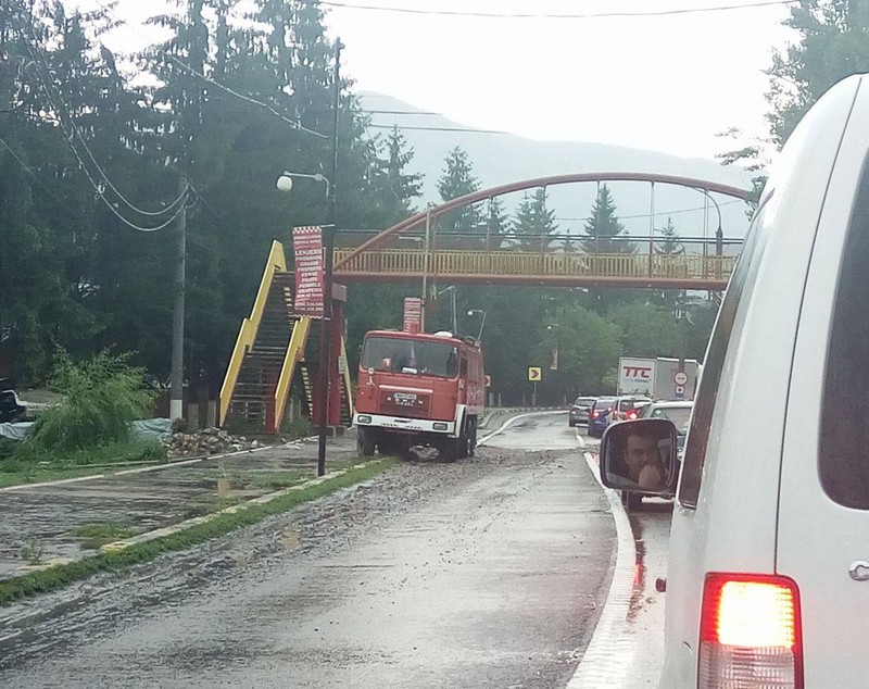 Inundații în Prahova! Coloană de mașini pe DN1 de la Sinaia la Comarnic, din cauza aluviunilor