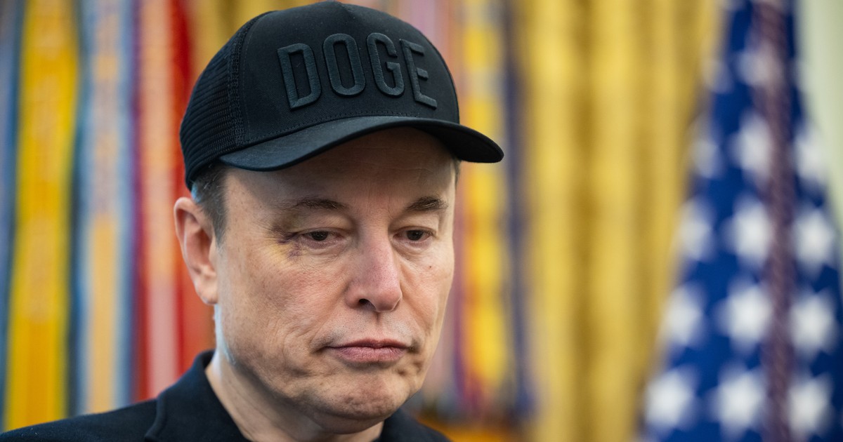 Elon Musk surprins în Biroul Oval. Miliardarul poartă o șapcă neagră pe care scrie DOGE