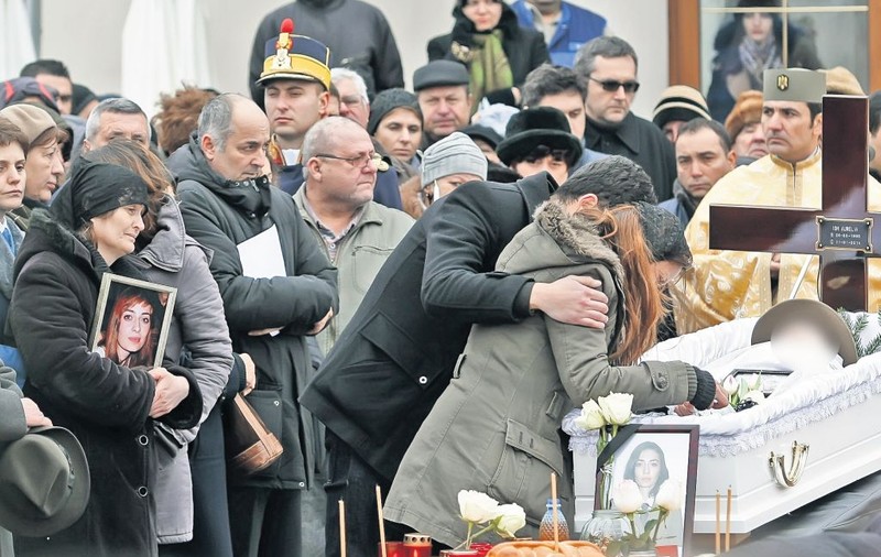 Şi-a plâns copila moartă până i-au secat lacrimile