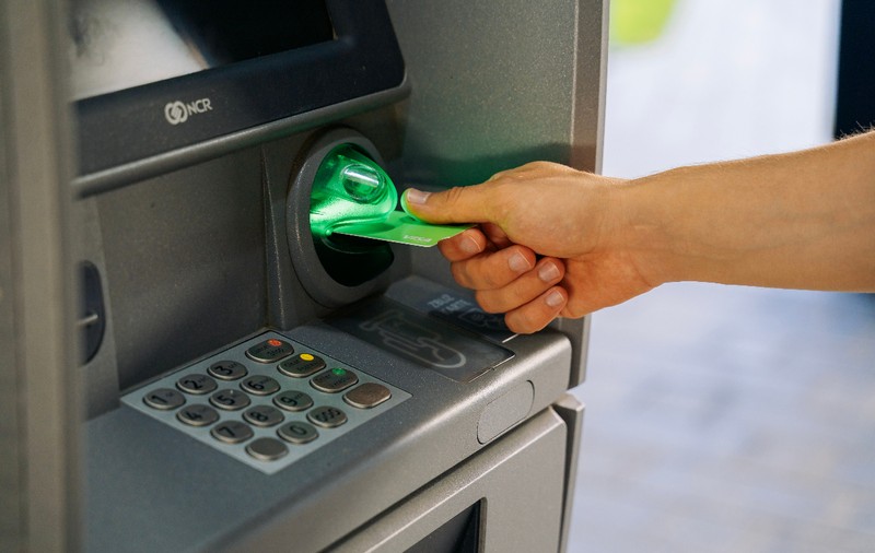 Un american a uitat în bancomat chitanța și toată lumea a aflat câți bani mai are în cont: „E incredibil ce vieți trăiesc oamenii”