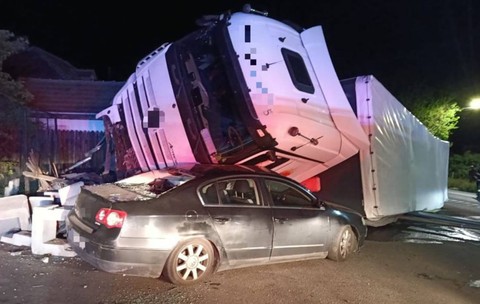 Un TIR plin cu băuturi energizante s-a răsturnat și a strivit o mașină parcată pe DN 7, în Vâlcea