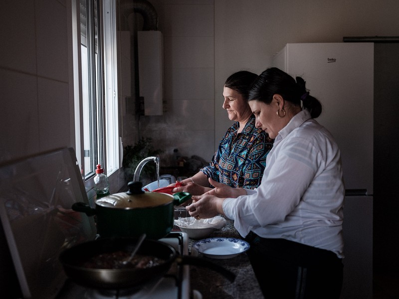 Vasilica și Stela își pregătesc prânzul la cazări