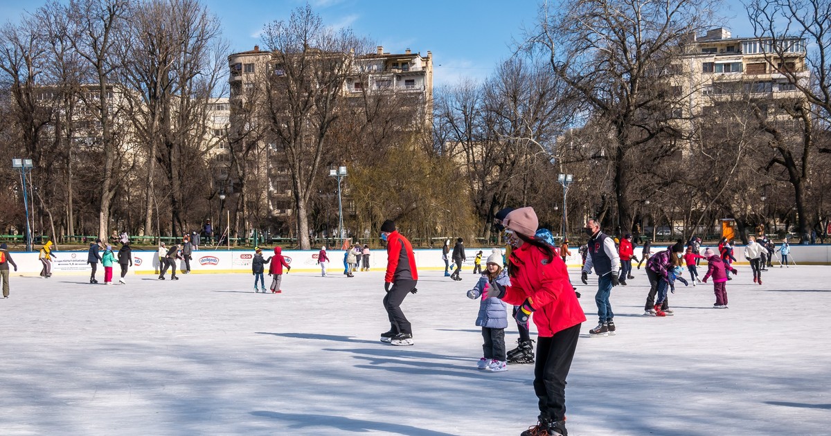 Cum să înveți să patinezi. 10 reguli de bază - Imagine cu mai multe persoane patinând pe un patinoar în aer liber