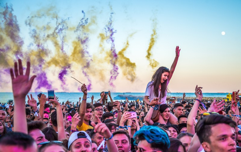 47.000 de oameni la prima zi de NEVERSEA. Concertele s-au încheiat la răsărit