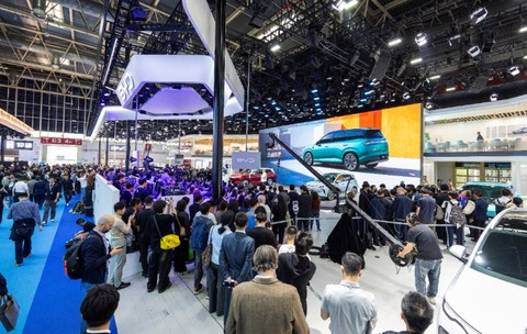 BYD și demonstrațiile de forță tehnologică: viteză extremă, lux, încărcare ultra rapidă, accelerații amețitoare