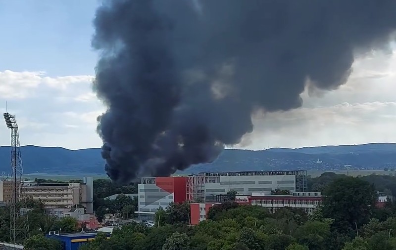 Incendiu puternic, cu degajări mari de fum, la un depozit de mase plastice din Bacău. A fost emis mesaj RO-Alert
