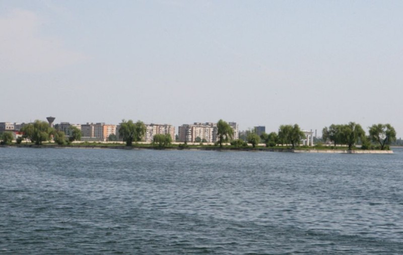 UPDATE  / Bărbatul scos de scafandri din Lacul Morii a murit. Victima căzuse accidental în apă și nu știa să înoate