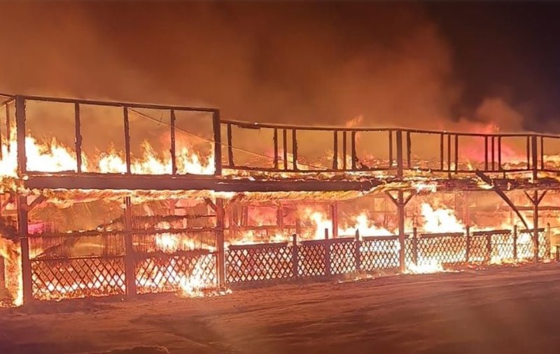 Incendiu la o terasă pe plaja Corbu, lângă campingul de rulote. Două persoane au primit îngrijiri medicale
