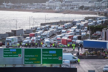 Camioanele au început să se îmbarce pentru a părăsi Dover FOTO: Profimedia