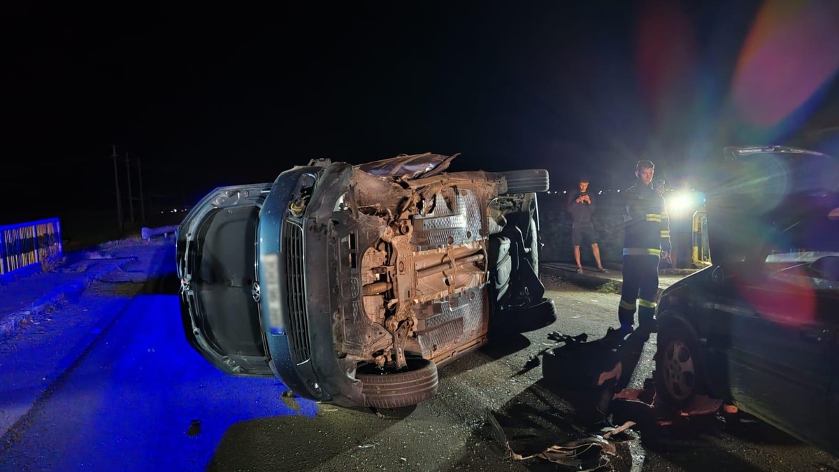 Mașină răsturnată pe un pod din Brăila după un accident.