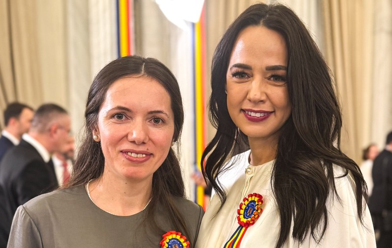 Mirabela Grădinaru, înconjurată de vedete la recepția de la Palatul Cotroceni de Ziua Națională. Partenera lui Nicușor Dan a purtat gri