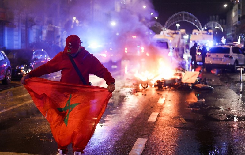 Suporterii marocani s-au bătut cu poliția la Bruxelles, după ce naționala Marocului a învins Belgia la Cupa Mondială | VIDEO