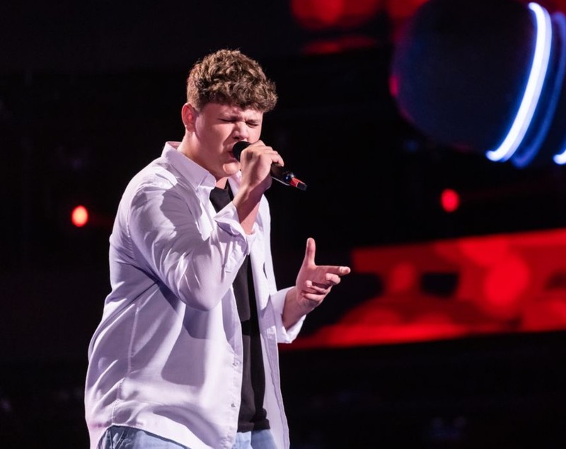 Cine e Oleg Spînu de la Vocea României 2024. Tânărul a cântat la concertele Andrei din România, dar și la cel din Londra