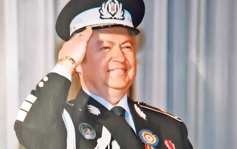 Sunt poliţişti cu acte în regulă! Câţiva cântăreţi poartă cu mândrie atât uniforma militară, cât şi costumul de scenă