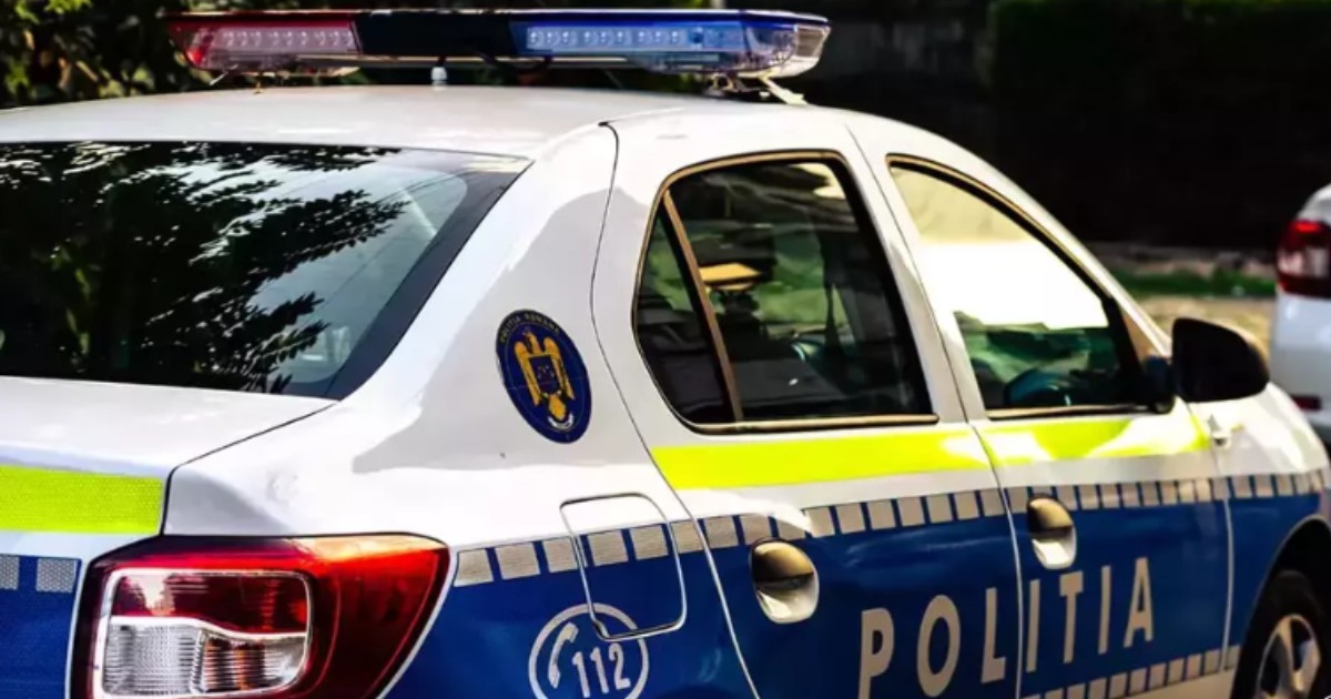 O mașină de poliție parcată
