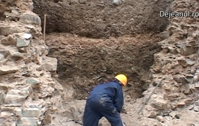 DESCOPERIRE MACABRĂ! Uite ce a găsit o echipă de muncitori SUB ZIDUL UNEI BISERICI