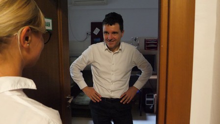 Singurul deputat pe care îl găsim la birou este Nicuşor Dan (USR-independent)