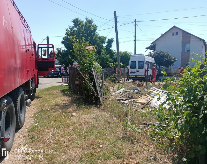 Trei persoane rănite în Prahova, după ce un microbuz cu călători s-a izbit de un stâlp și s-a oprit într-un gard