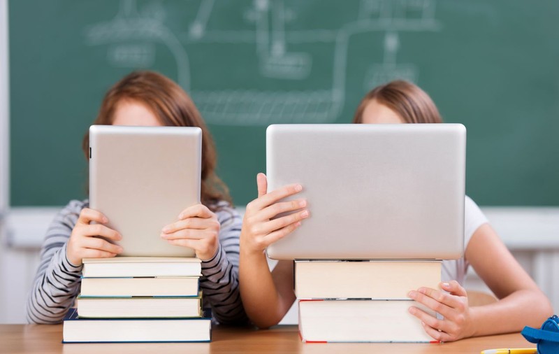 Ministrul Educaţiei: în timpul lecţiilor online se fac doar recapitulări, iar elevii nu vor da teste
