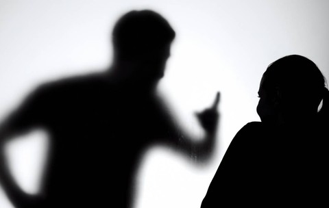 Un bărbat din Brăila și-a înjunghiat soția după ce aceasta i-a cerut să divorțeze, în timp ce în casă se aflau cei 3 copii ai lor