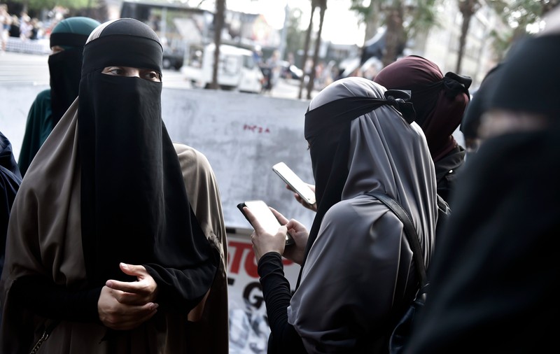 ONU spune că Franța a încălcat drepturile omului după ce a interzis voalul islamic care acoperă tot corpul