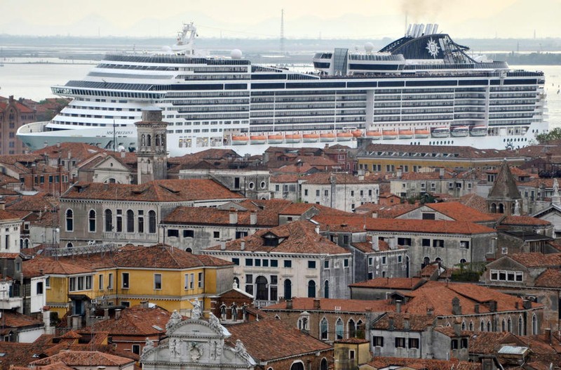 O navă de croazieră traversează canalul Giudecca din Veneția