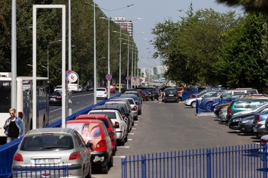 Parcarea din apropierea stației de metrou Berceni, din sectorul 4, funcționează după conceptul park and ride. Foto: Inquam Photos / Ilona Andrei