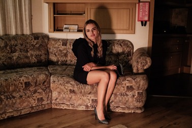 Ana Țofei, 23 de ani, în caravana în care locuiește la ferma Old Parsonage din Cobham, Kent. Ana poartă una dintre rochiile pe care le-a adus cu ea special pentru săptămânile pe care le va petrece la Londra după ce se termină sezonul de cules. Octombrie 2021