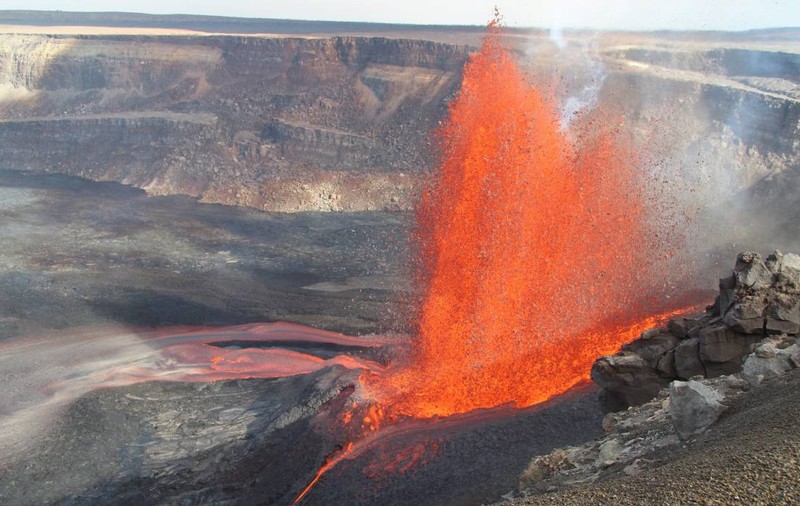 Momentul în care un vulcan a erupt, în Hawaii. Jeturile de lavă au ajuns la peste 300 de metri înălțime | VIDEO