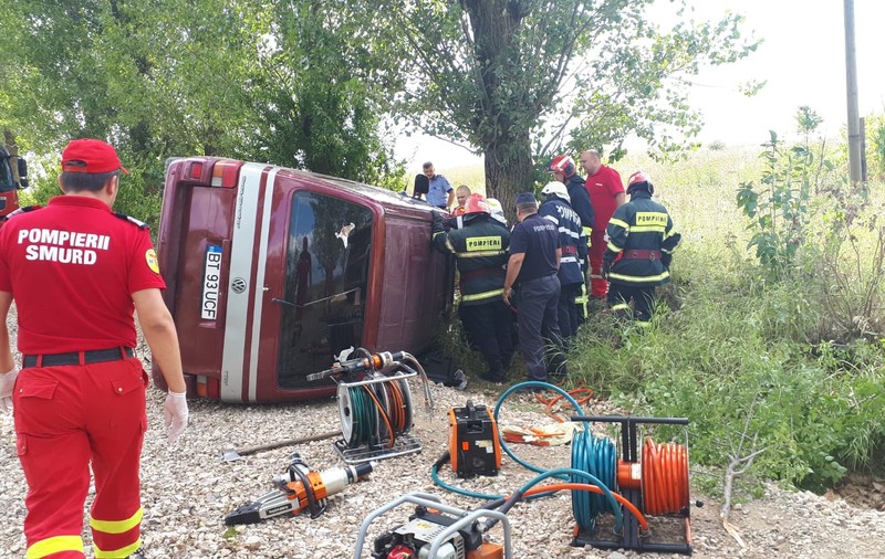 Accident rutier grav în Botoșani. O femeie a murit după răsturnarea unei autoutilitare