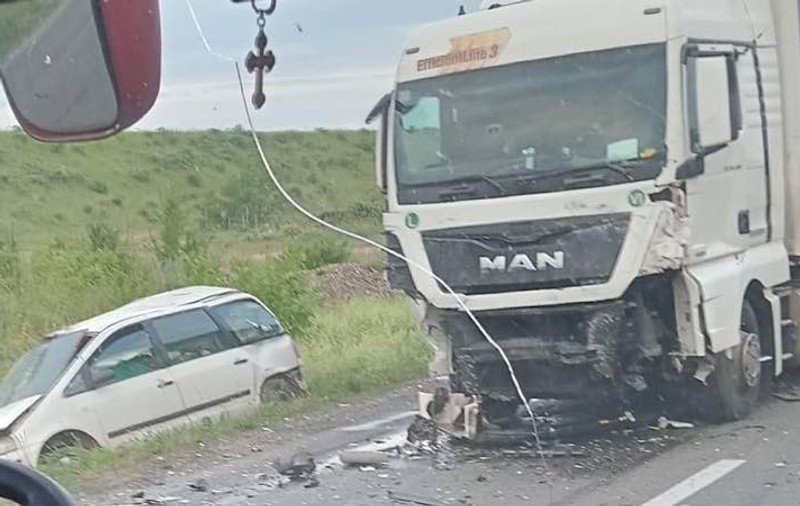 Patru persoane au murit în Bihor, după ce o mașină s-a izbit violent de un camion