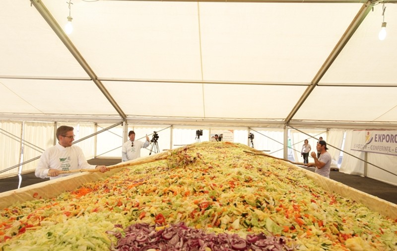 România are CEA MAI MARE SALATĂ DIN LUME cu o greutate de PESTE19.000 KILOGRAME