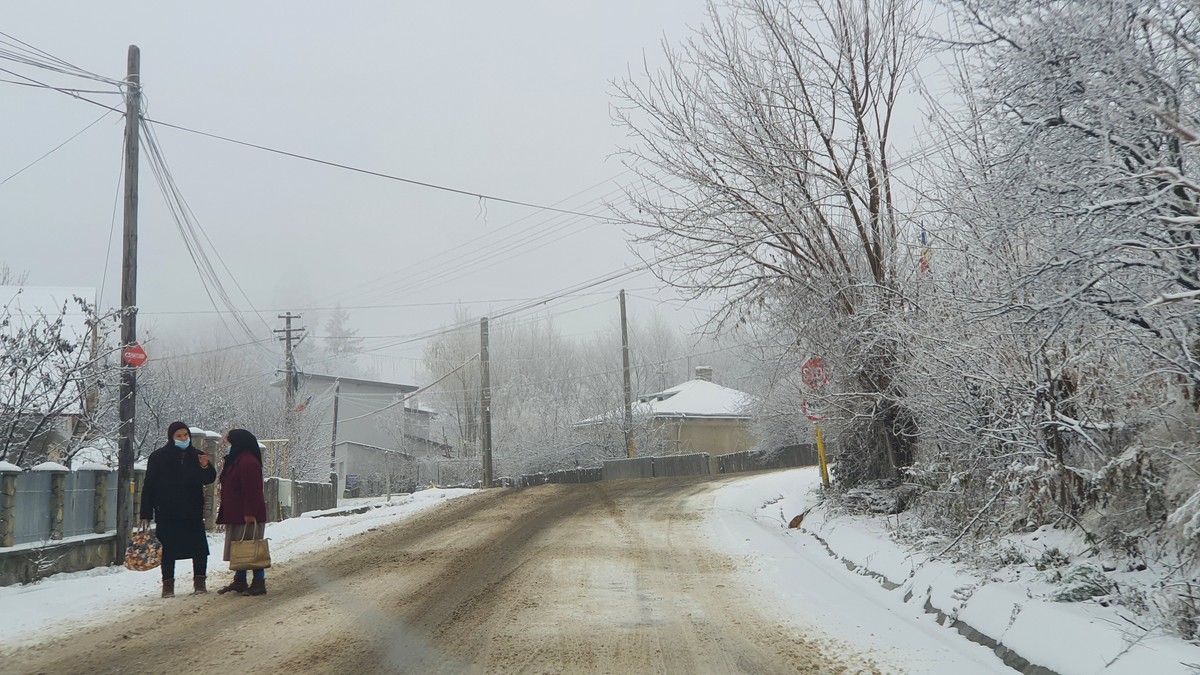 Câțiva oameni pe ulițele din Feredeni și Slobozia, comuna Deleni