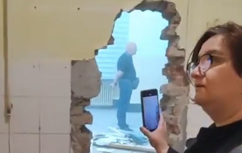 Primăria Oradea, acuzată că a pus în aplicare o decizie a instanței „noaptea ca hoții”, după ce autoritățile au spart zidurile unei biserici
