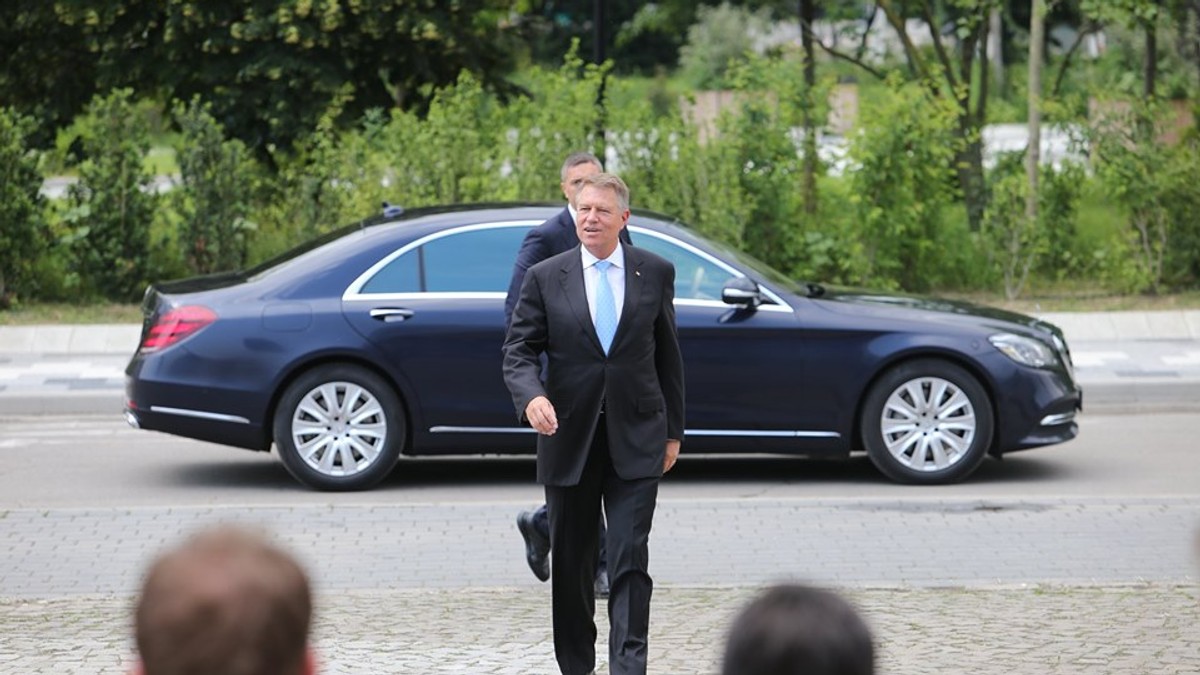 Președintele Klaus Iohannis și-a lansat noua carte la la Alba Iulia | FOTO