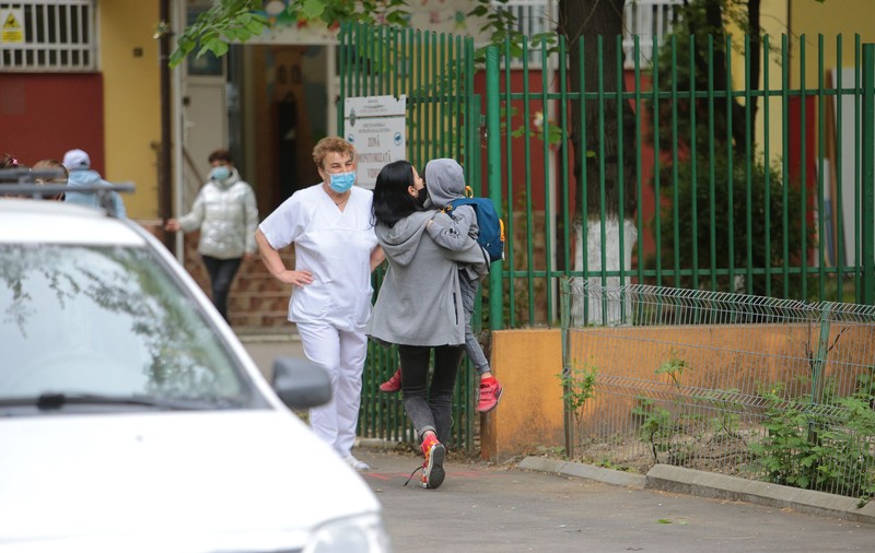 Părinții cer triaj epidemiologic în școli: „Copilul a spus că n-a venit niciun asistent, deși au cabinet medical”