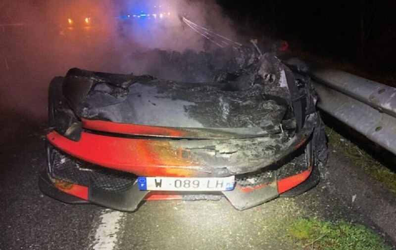 Doi hoți au furat un Ferrari 488 Pista de 400.000 de euro dintr-un showroom și l-au folosit ca berbec, în Franța