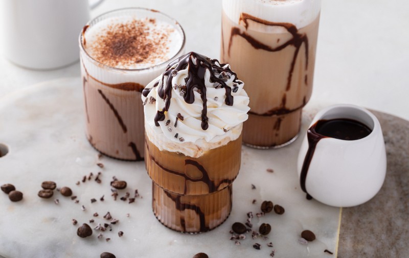 5 rețete delicioase de frappe și cafea cu gheață pe care trebuie să le încerci vara asta