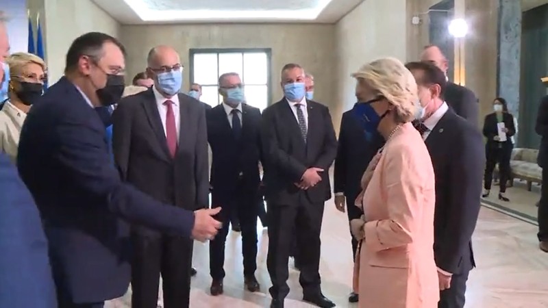 Momentul în care Cristian Ghinea i-a întins mâna Ursulei von der Leyen, dar aceasta s-a scuzat, deoarece protocolul și normele anti-COVID nu permit acest gest