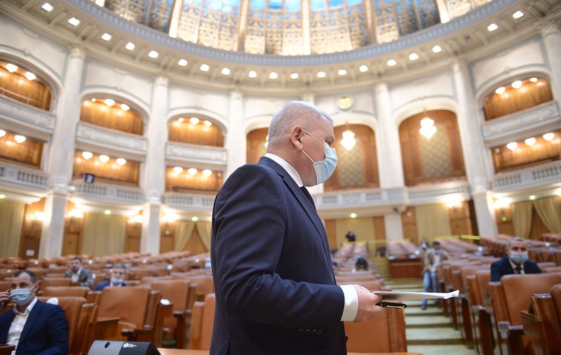 De ce scriu și de ce cred că mi se propun funcții ca să mi se închidă gura