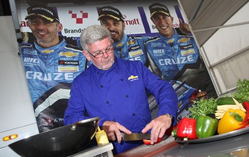 Învață să prepari meniul de tip „fast-food” preferat de campionii WTCC!