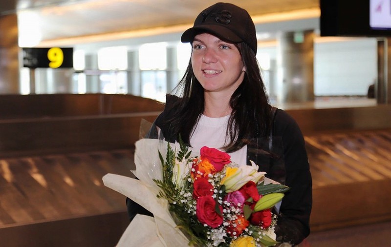 Halep nu acuză șocul eliminării de la Dubai. ^Jucătoarea noastră s-a prezentat zâmbitoare la Doha, fiind întâmpinată cu flori la aeroport