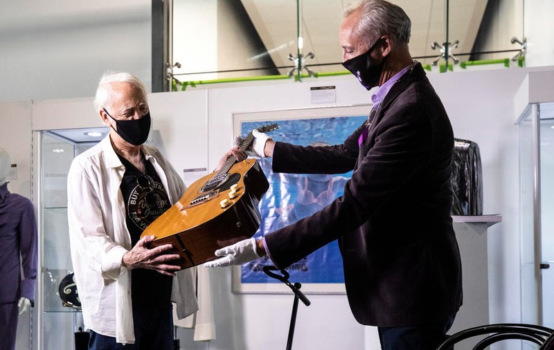 Chitara lui Kurt Cobain vândută la licitație pentru prețul record de 6 milioane de dolari