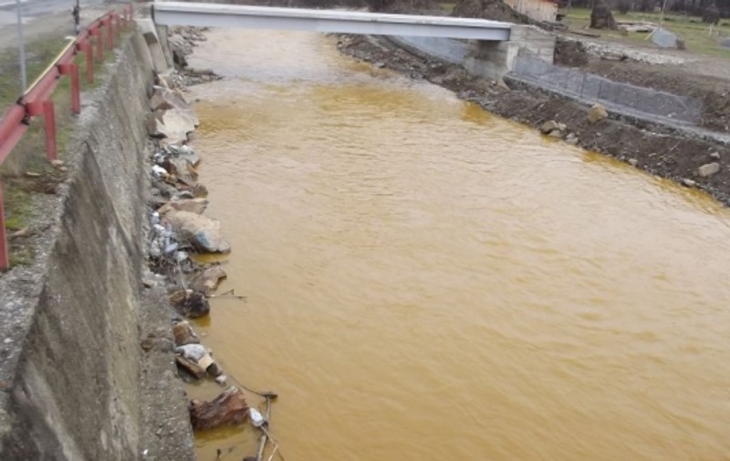 O fetiță de patru ani a murit înecată în râul Someșul Mare. Copila avea multiple traumatisme la cap și la torace