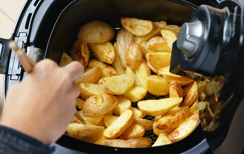 Ce poți găti la airfryer. Alimente care sunt mai bune pregătite așa