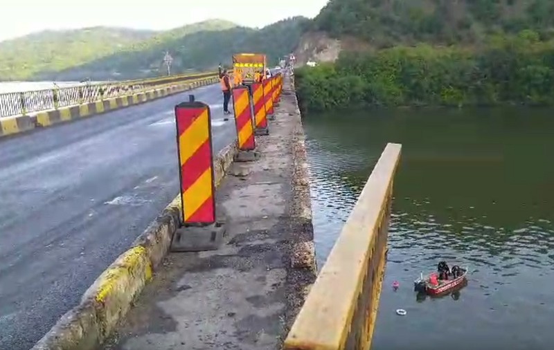 Un TIR a căzut în Dunăre de pe viaductul Bahna, în Mehedinți. Șoferul, scos mort din apă de scafandri, după câteva ore