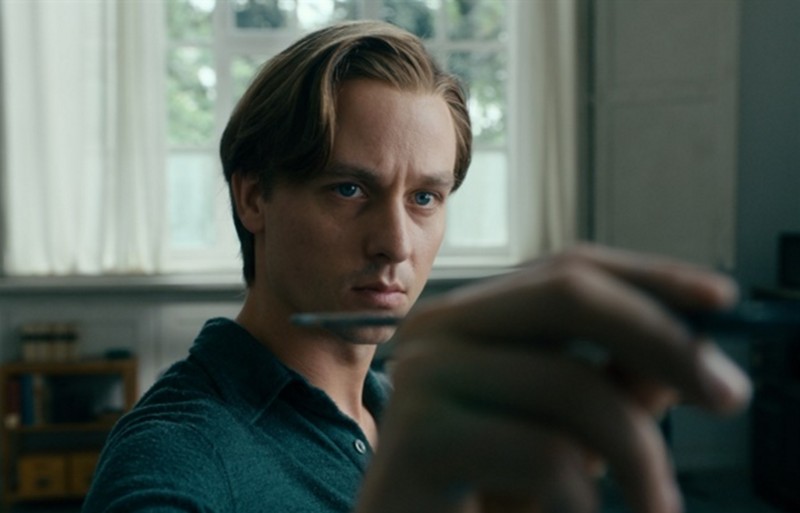 Secvență din „Never Look Away”
