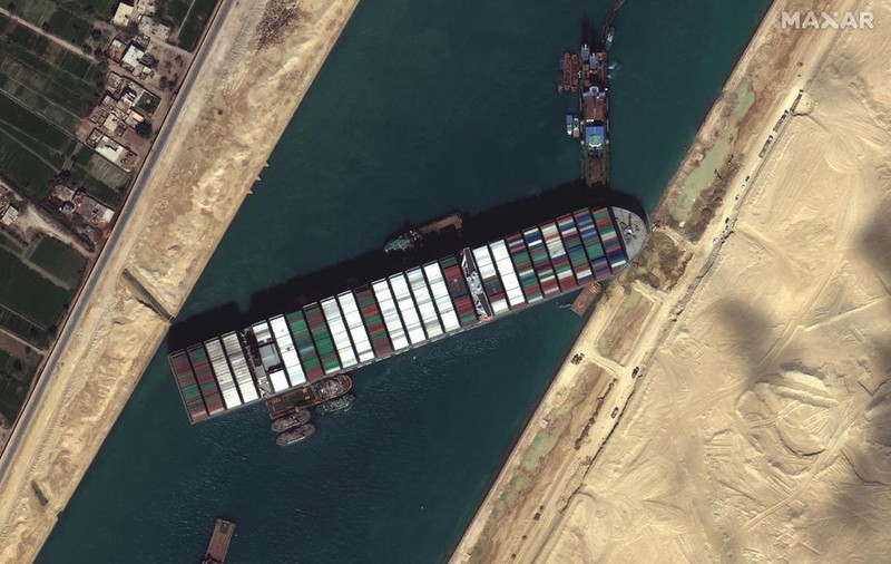 Speranță în canalul Suez, la șase zile după ce o navă a eșuat și a blocat ruta maritimă: „Ne așteptăm ca, în orice moment, să se deplaseze”